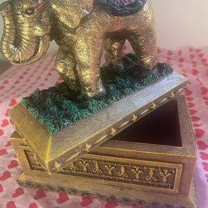 Vintages ceramic elephant box